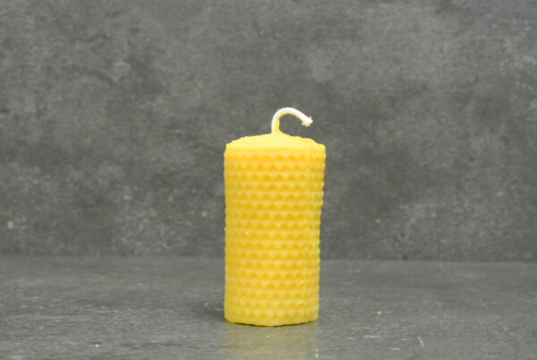 DSC_5721 Waben-Stumpenkerze 80mm x 40 mm