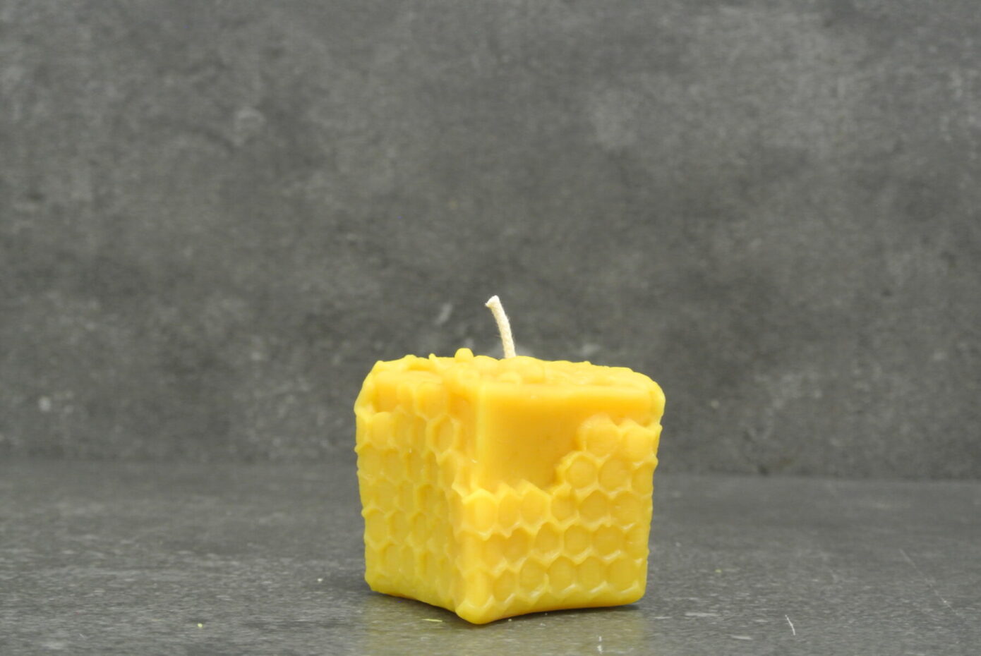 Kerze- Würfel mit Biene 55 mm x 50 mm